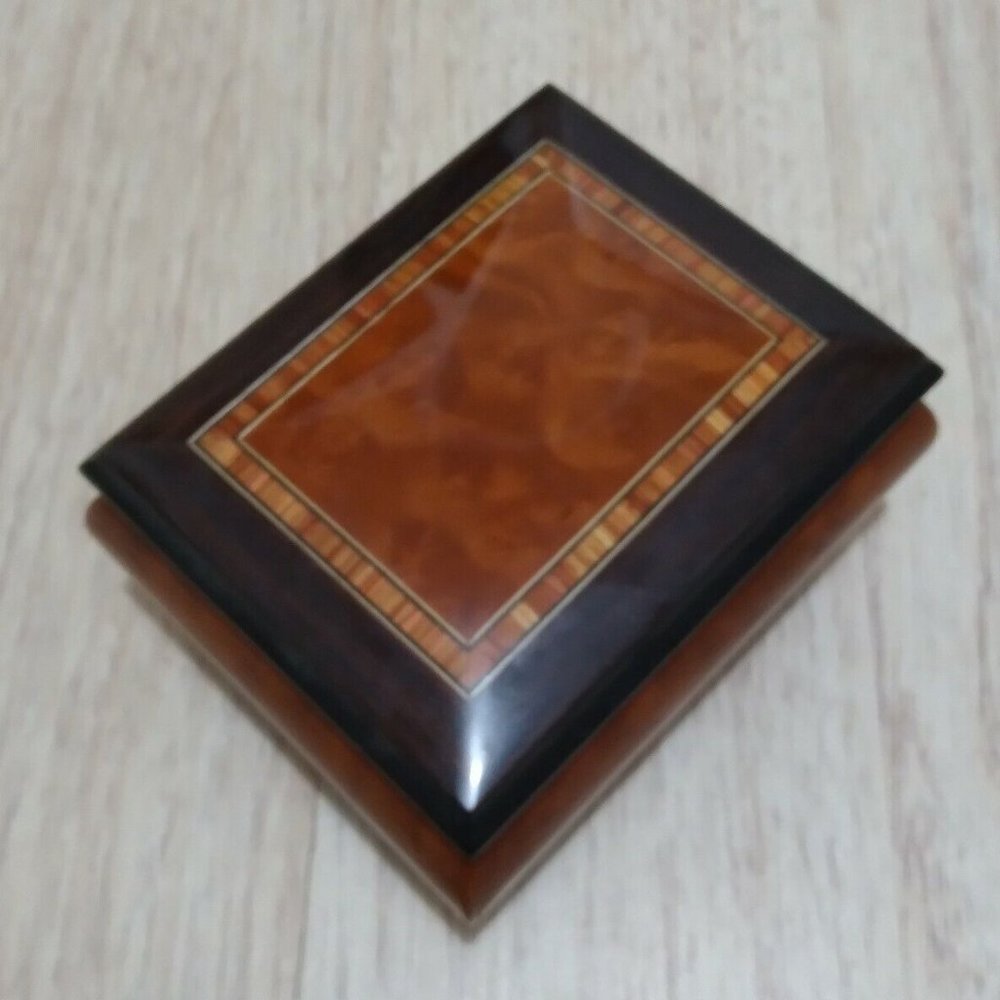 Webber's "Masquerade"  ROMANCE Italian Inlaid Music Box Swiss Movement vtg 7633